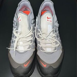 Nike Air Max Axis wolf grey/total crimson size 10